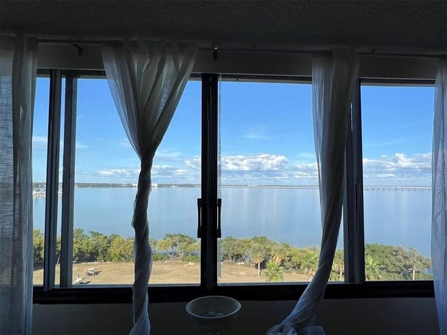 Foto del edificio - 2618 Cove Cay Dr