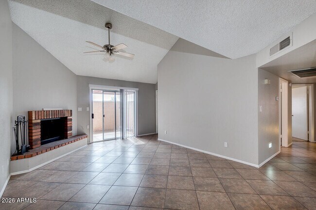 Foto del edificio - 2145 E Center Ln