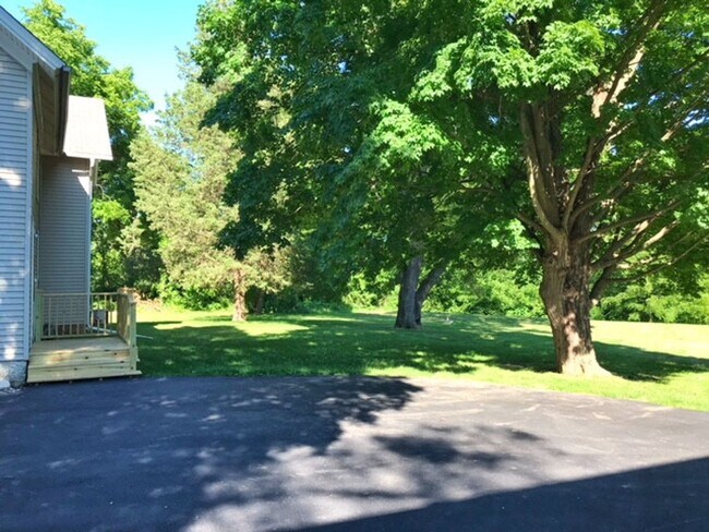 Foto del edificio - 2 Bedroom, 1.5 Bath Farm HOUSE, LARGE Yard, 2.5 Car Garage! UPDATES!