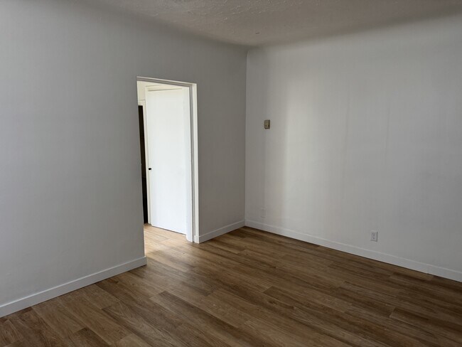 Photo du bâtiment - 12940-12118 118 Ave NW