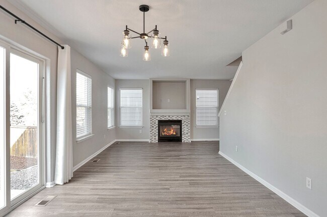 Building Photo - Updated Spacious 4 Bedroom, 3 1/2 Bath Hig...