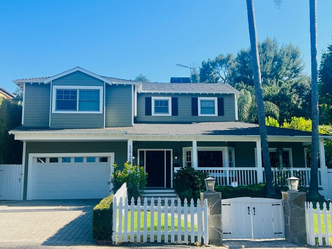Updated 5 bedroom with spectacular back patio - 12722 Halkirk St