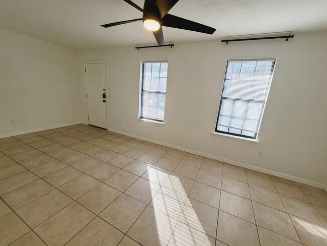 Foto del edificio - 2104 Victory Garden Ln