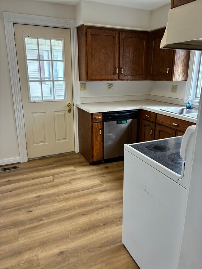 Building Photo - 639 Cherry St