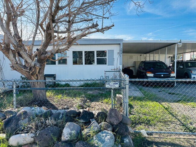 Foto del edificio - 5-Bed/2.5-Bath Rental by the Colorado River and Marina Proximity and Shopping Convenience!
