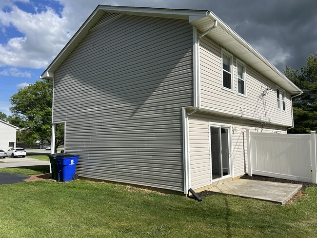 Side view - 420 Village Ln