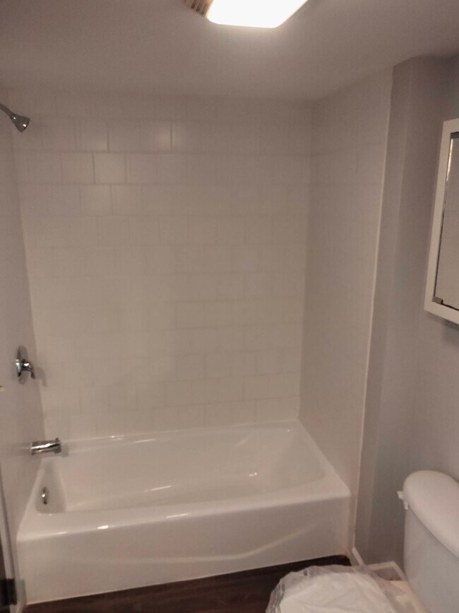 Building Photo - 210 Farmington Ave