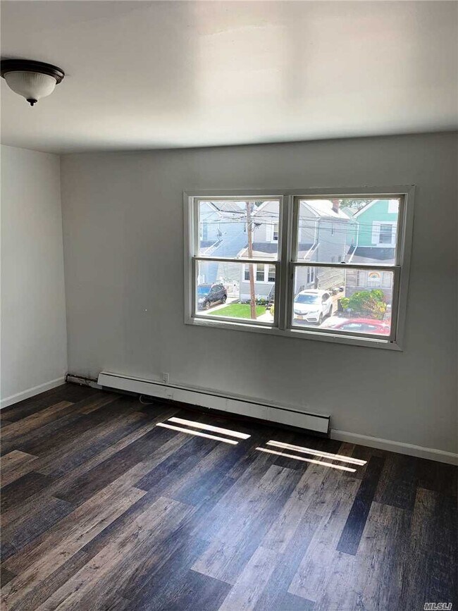 Foto del edificio - 221-33 Davenport Ave