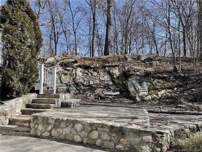 Building Photo - 12 Indian Rock Pl