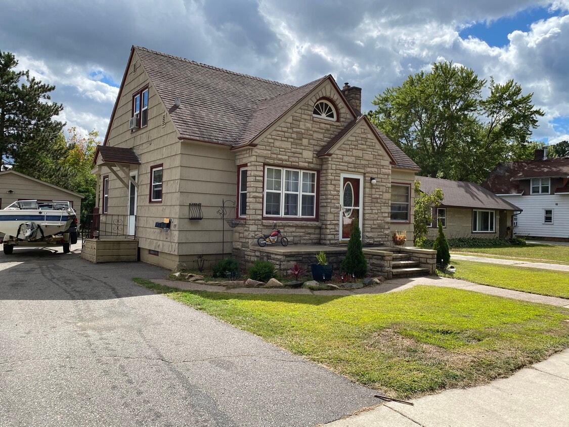 129 Williams St Unit Upper, Schofield, WI 54476 Apartments in