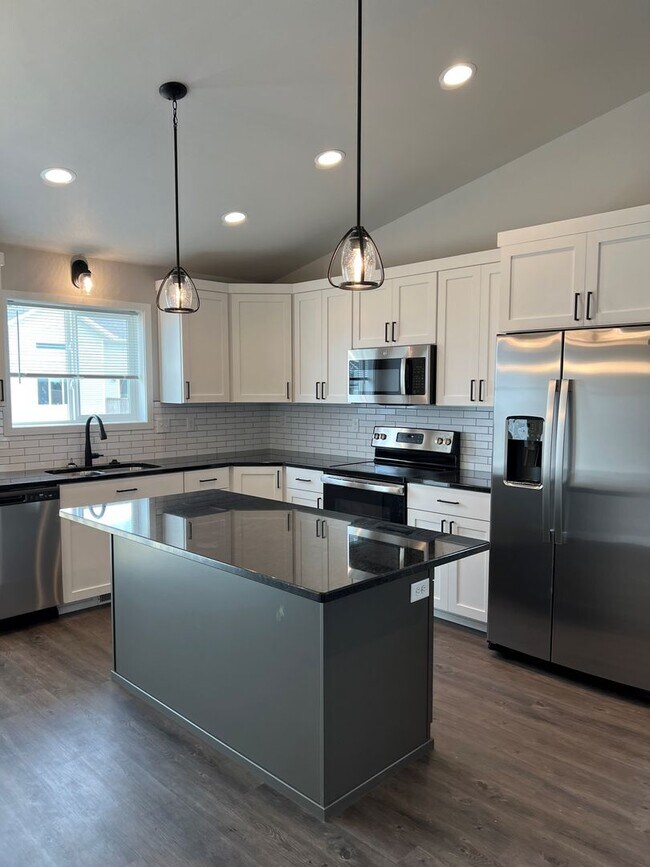 Foto del edificio - 4 Bed 3 Bath Single Family Home