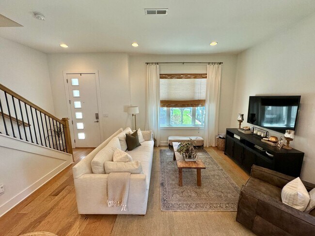 Building Photo - 2 Bed, 2.5 Bath Townhome with 2 Car Garage