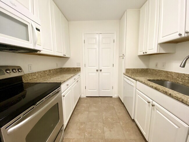 Building Photo - Spacious Three Bedroom Condo Located at The Reserve at Woodbridge!