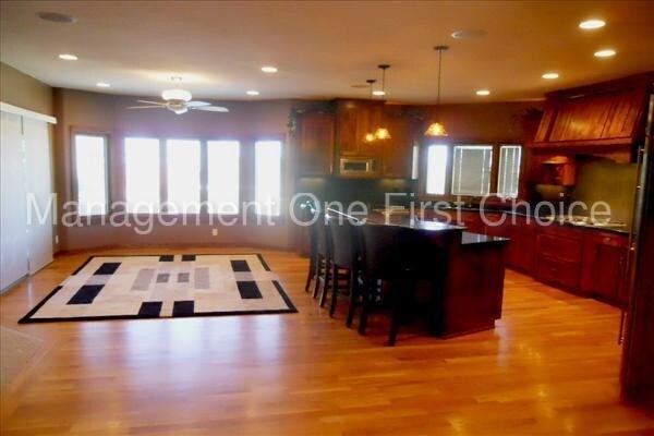 Building Photo - Executive Home