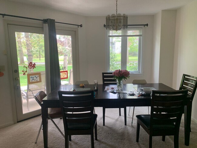 Building Photo - 2 Bedroom Townhouse in Amherst Available 8/1