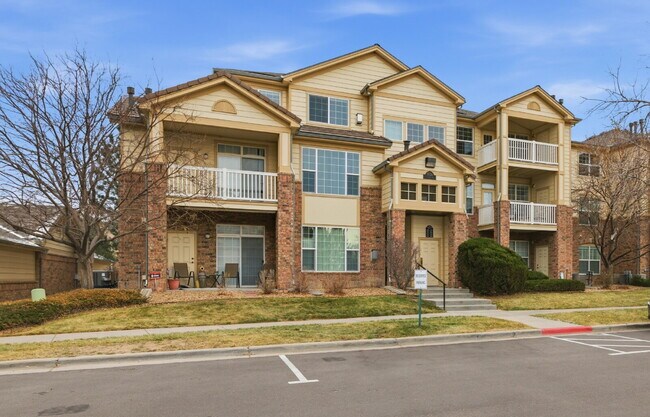 Foto del edificio - Beautiful 1 Bedroom Condo - Carport, Community and Gym available ASAP!