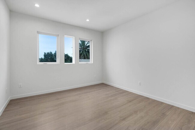 Foto del edificio - 5 Bedroom / 4 bathroom Fully Detached Townhouse in Echo Park with Private Garage