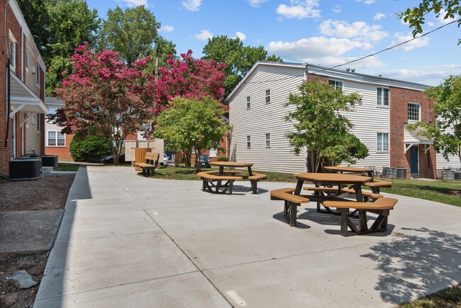 Building Photo - Forest Hill