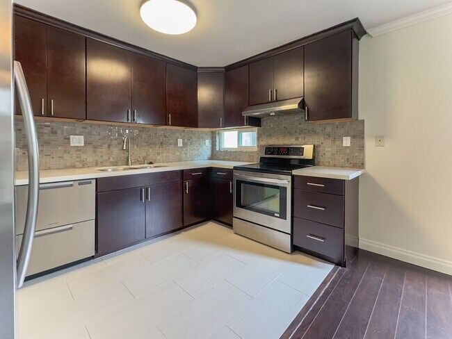 Building Photo - Controlled Access Complex | Townhouse 3BD/...