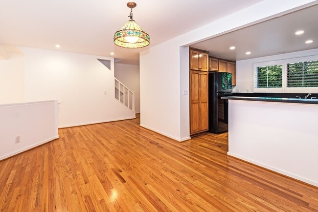 Building Photo - Spacious 3BD/2.5BA Mesa Townhome! (Walking...