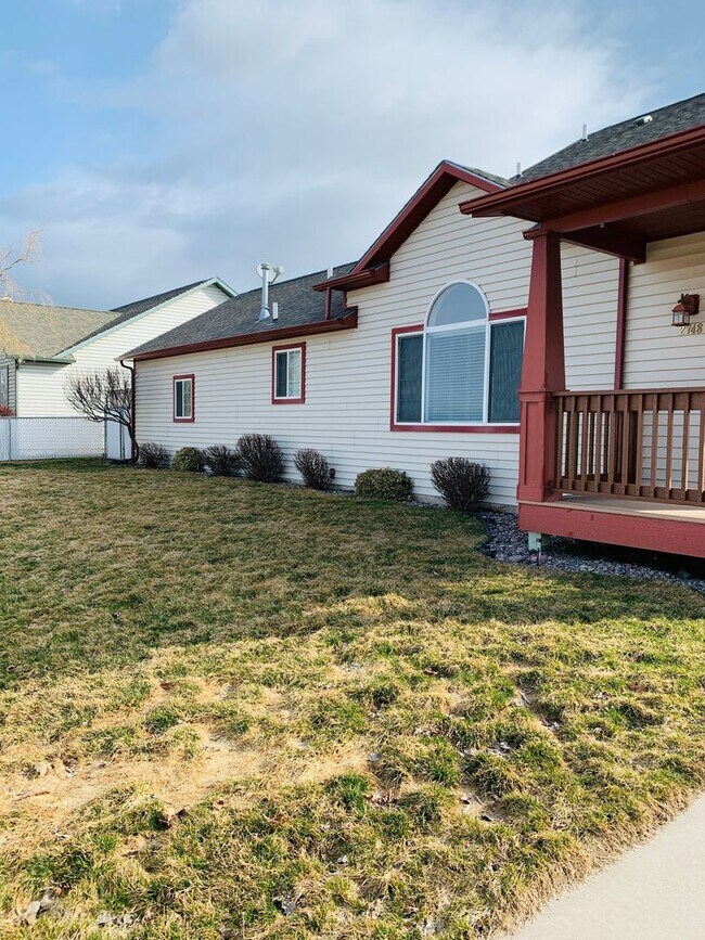 Building Photo - Large Yard - 3 Bed - 2 Bath - Pet Friendly