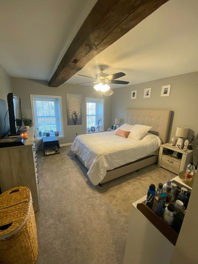 Building Photo - Beautiful Renovated 2 bedroom home with of...