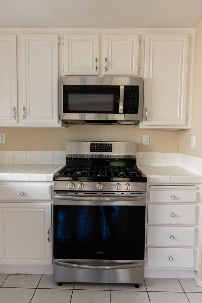 Foto del edificio - Beautiful 4 bed / 3 bath / 1,750 sqft Home...