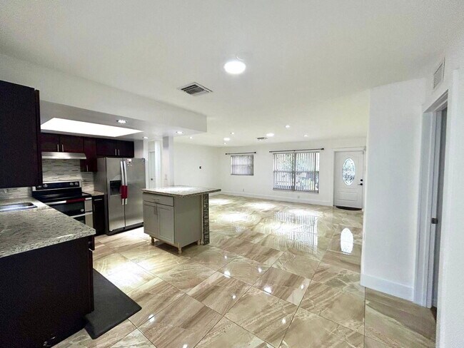 Foto del edificio - 2441 NW 13th St