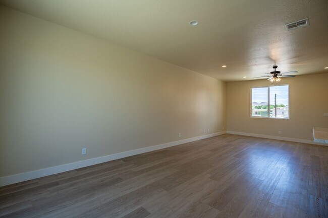 Building Photo - Newer Townhome Next to Utah Tech