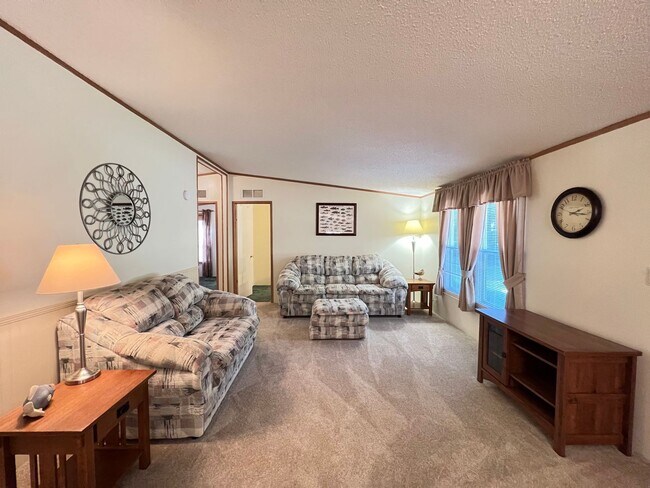 Foto del edificio - Fully Furnish with a relaxing LAKE access!