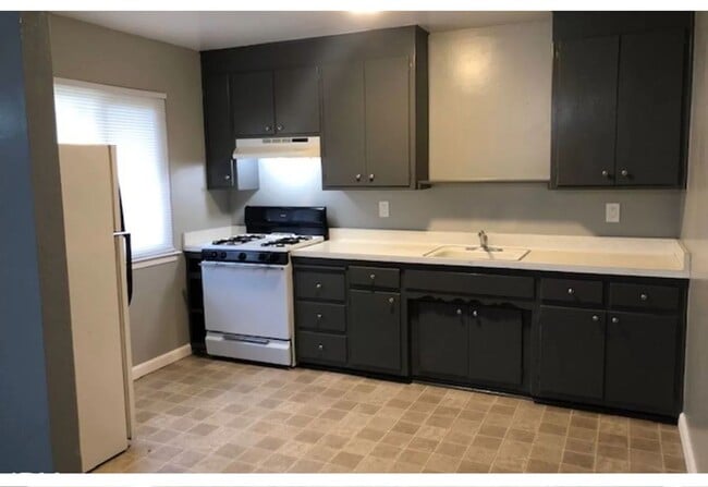 Building Photo - Updated Two bedroom, one bathroom close to shopping and schools!