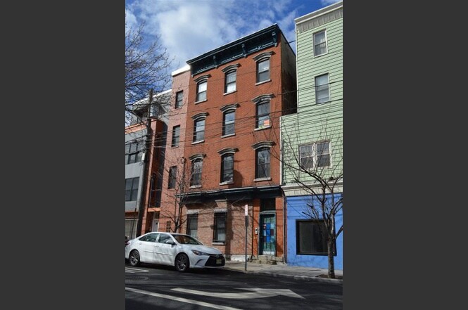 Primary Photo - 374 Monmouth St
