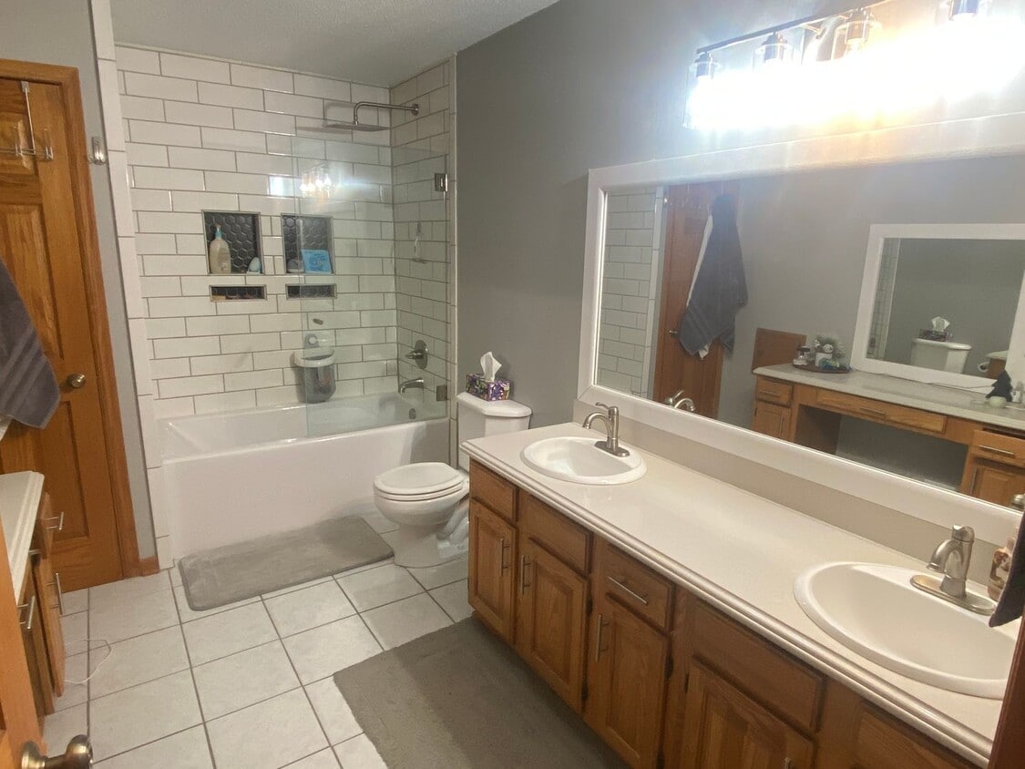 Building Photo - Beautiful Family Home Located in Great Location