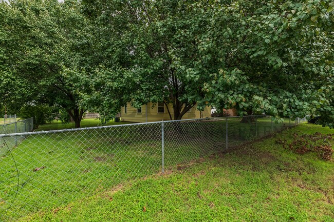 Building Photo - 418 N Florence St