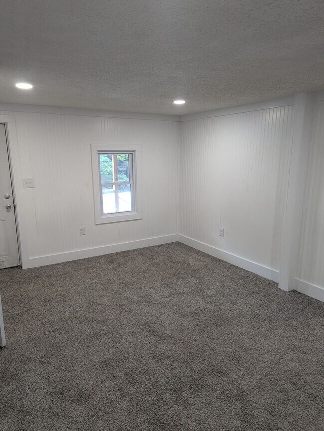 Building Photo - Remodeled 2 bedroom 1.5 bath home.