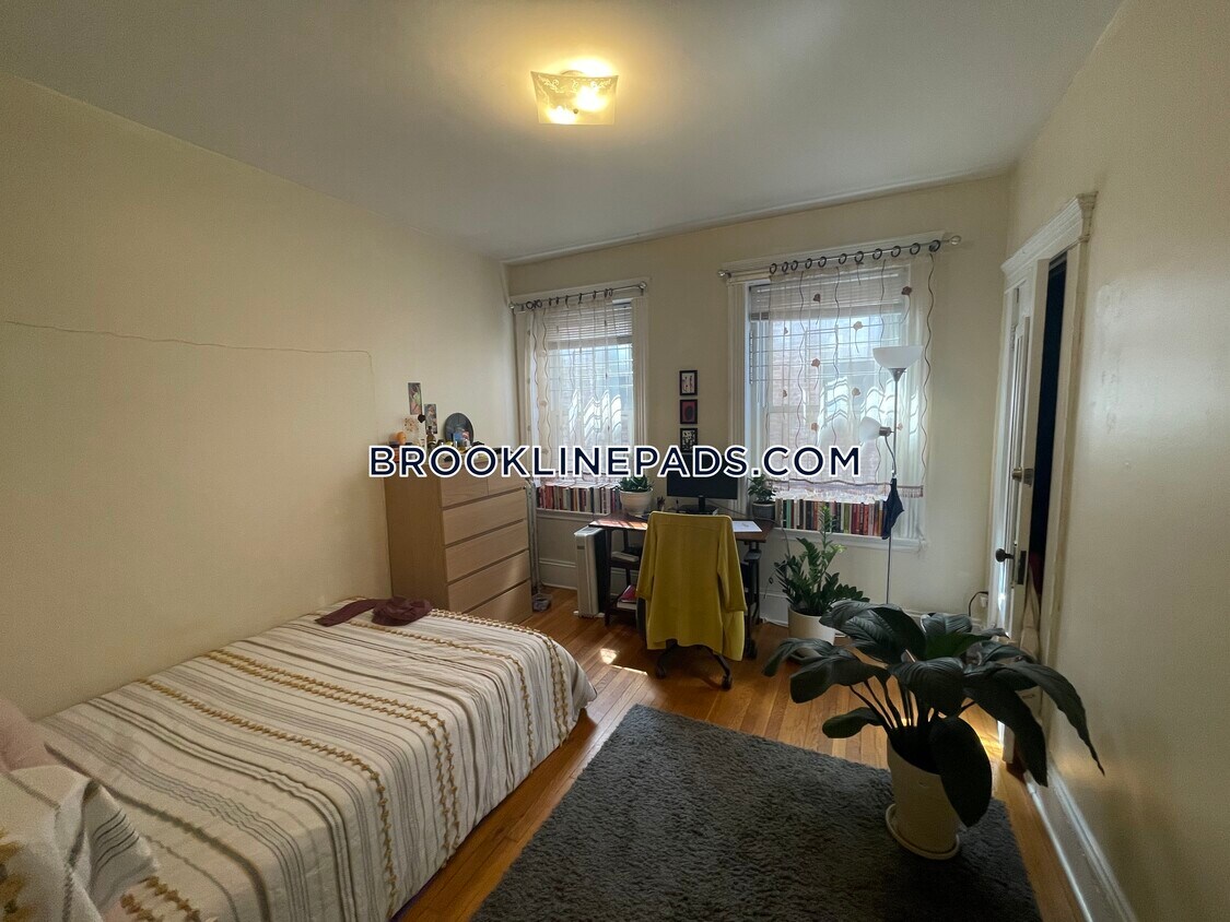 Primary Photo - 16 Fuller St