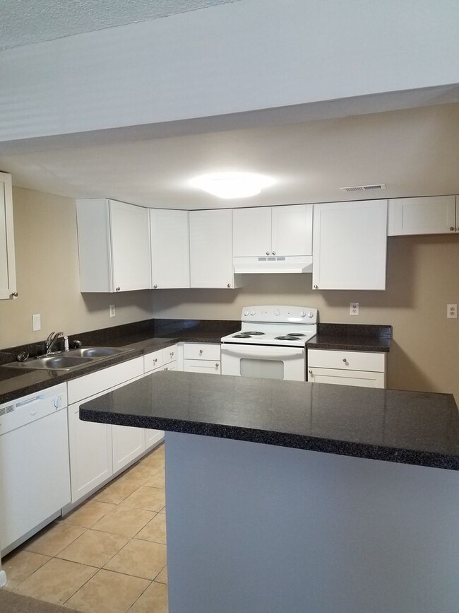 Building Photo - This spacious 3 bedroom 2.5 bathroom townh...