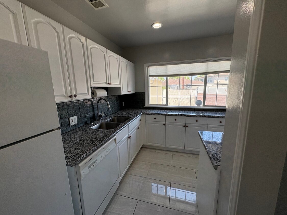 Primary Photo - 1244 N Hollywood Way