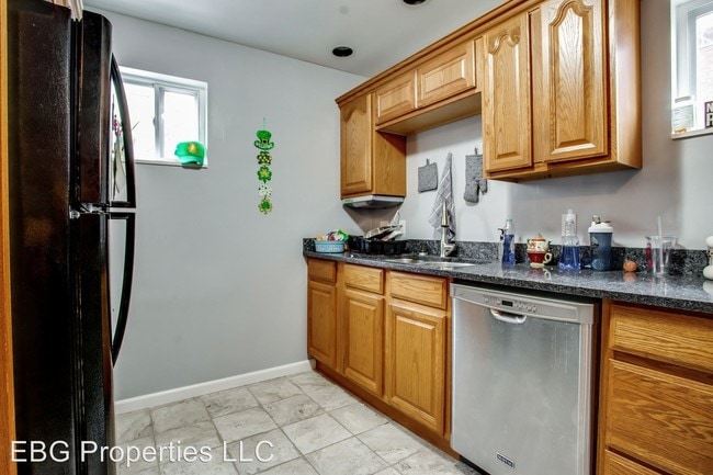 Building Photo - 413 Sample St