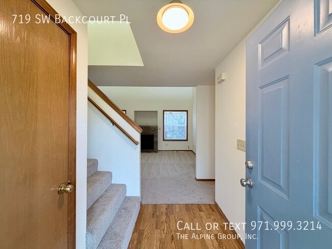 Building Photo - 719 SW Backcourt Pl