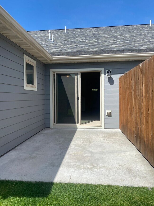 Building Photo - Spacious, clean, 3 Bedroom in Four Corners