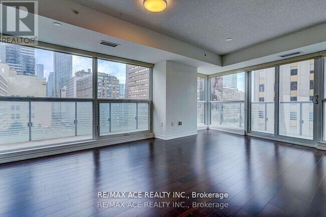 Photo du bâtiment - 386-386 Yonge St