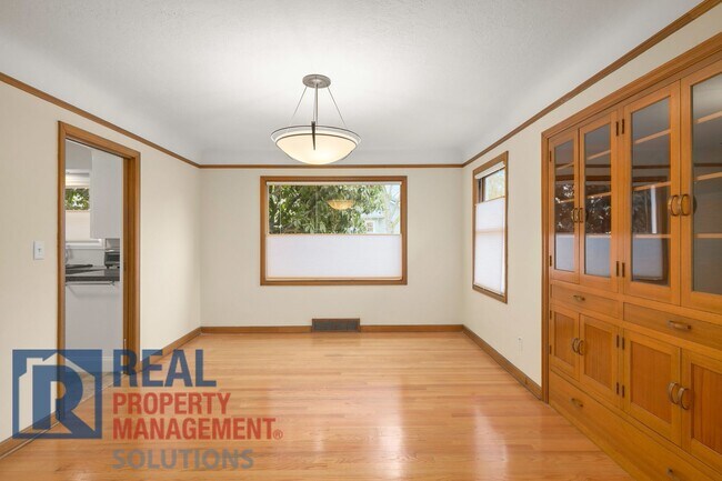Foto del edificio - Stunning English Home on Corner Lot