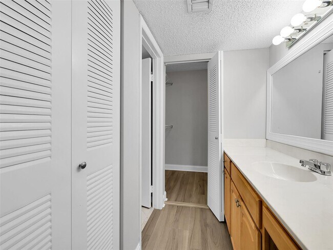 Building Photo - 9777 Westview Dr