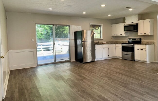 Building Photo - Updated 3 Bed Ranch on Quiet Cul-de Sac!