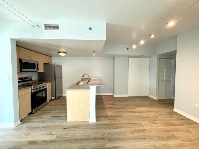 Building Photo - Renovated 2 Bedroom 2 Bathroom Condo in Li...
