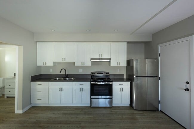 Building Photo - 1 Bed - Bright & Spacious Living in the Heart of LA | Modern Upgrades & Unbeatable Location