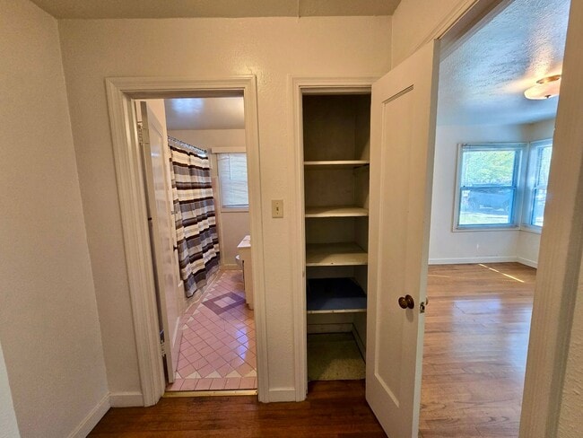 Foto del edificio - Downstairs one bedroom apartment available in Four-Plex!