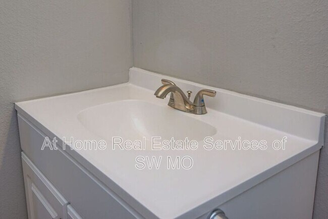 Building Photo - 930 S Campbell - P7