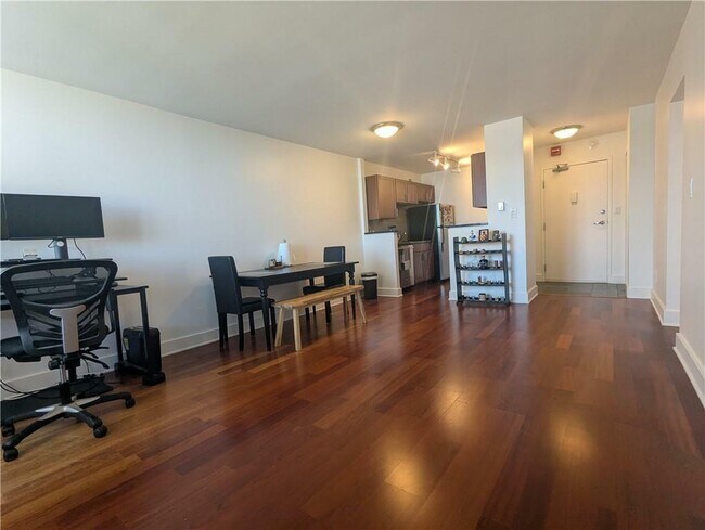 Foto del edificio - 600 E 8th St
